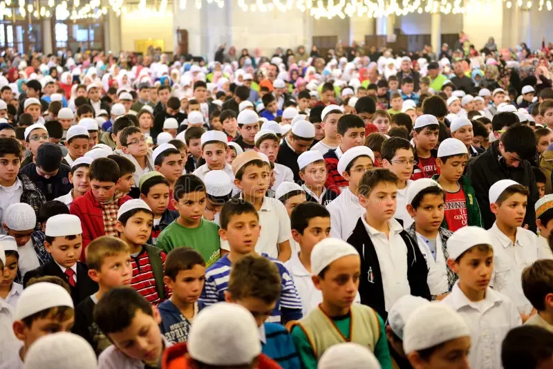 Turkish Mosque Surprises Children for Attending Early Morning Fajr Prayer