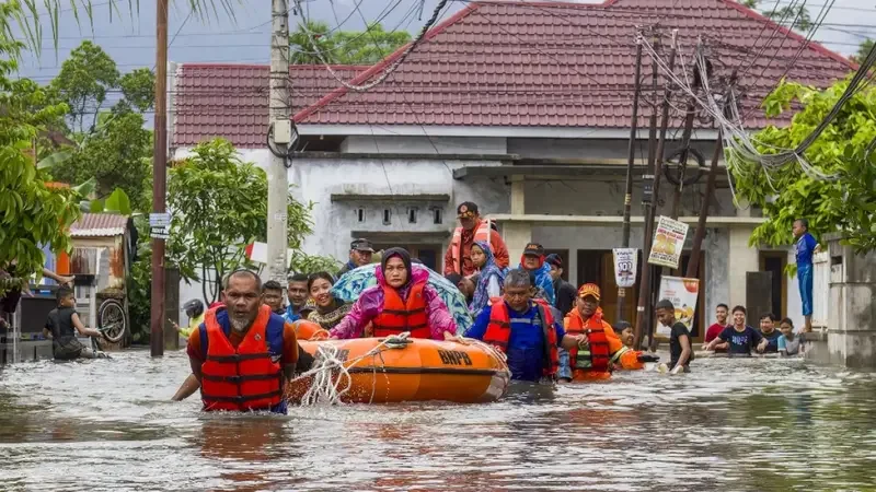 Floods in Indonesia, Thailand, and Sri Lanka Kill Over 900, Thousands Affected