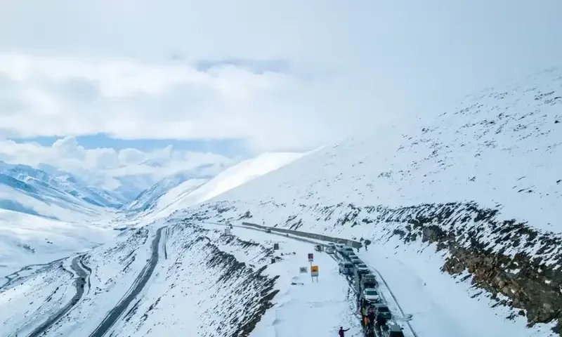Tourists Flock to Babusar Pass in Upper Kaghan as Winter Snowfall Creates Stunning Scenic Views