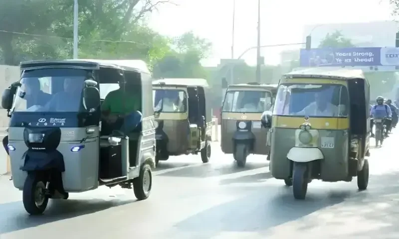 Karachi Extends Ban on Motor Cab Rickshaws on 25 Major Roads for Two More Months