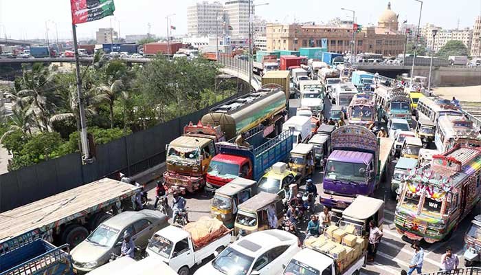 Karachi Imposes Two-Month Daytime Ban on Dumpers and Heavy Vehicles to Ease Traffic Congestion