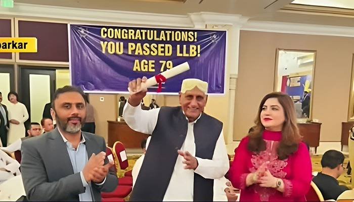 79-Year-Old Former Teacher from Tharparkar Graduates in Law from University of Karachi