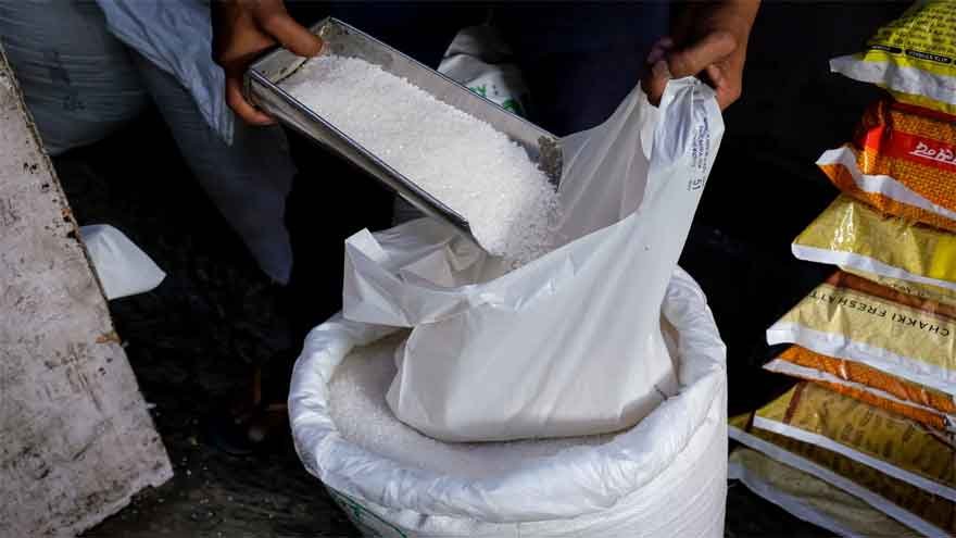 Sugar Prices Surge Across Pakistan Amid Crushing Season, Karachi Hits Rs 220 per Kg