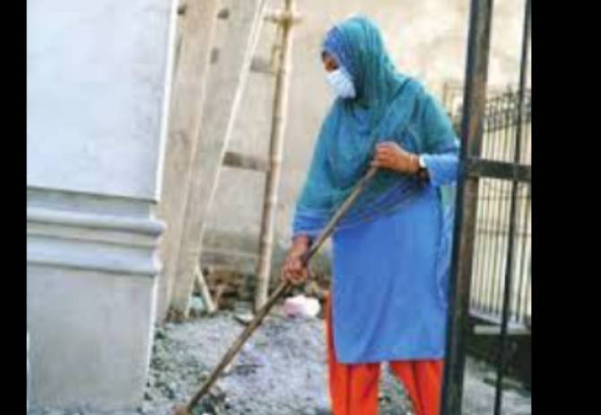 Faisalabad Sanitation Worker Nusrat Bibi Returns Rs. 900,000, Earns Citywide Praise and Rewards