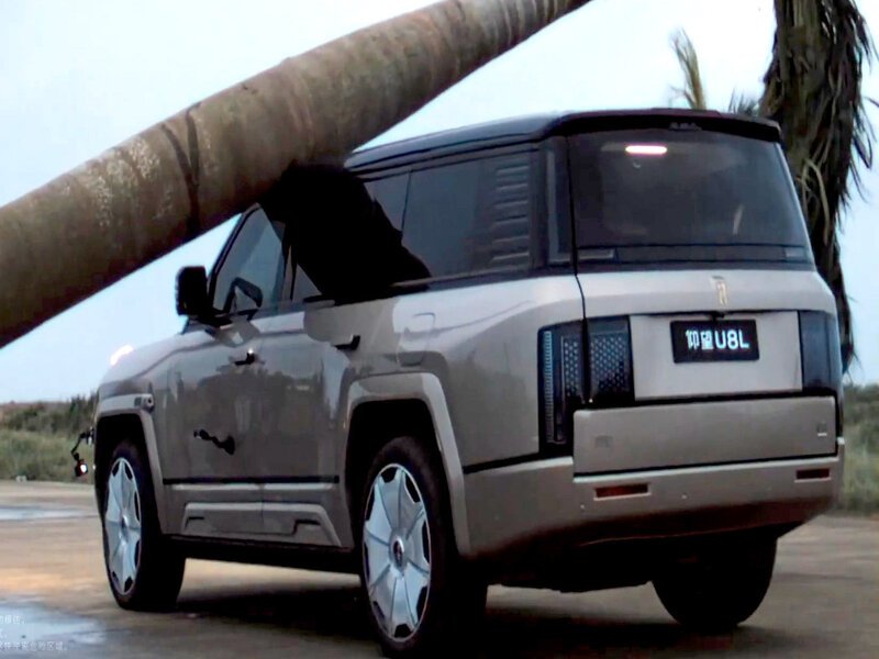 BYD’s Yangwang U8 SUV Survives Extreme 141-Foot Palm Tree Drop Test, Highlighting Durability and Build Quality