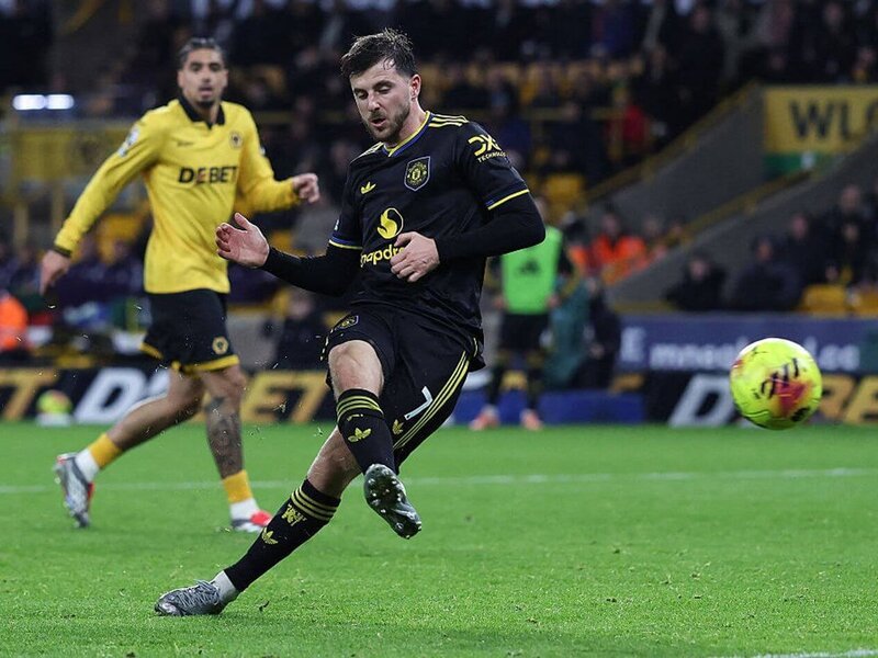 Manchester United Cruise to 4-1 Victory Over Wolves as Bruno Fernandes Scores Twice