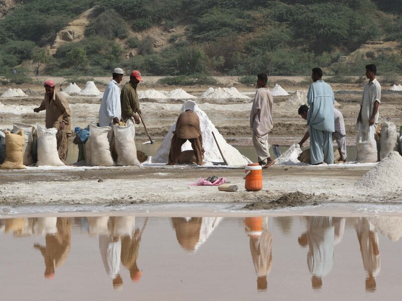 Karachi’s Hidden Salt Fields Near Hawks Bay Offer Natural Mineral-Rich Salt