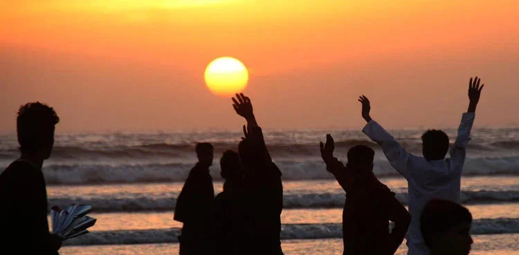 Seaview Beach to Remain Open on New Year’s Eve as Karachi Police Deploy 2,400 Personnel, Warn Against Aerial Firing
