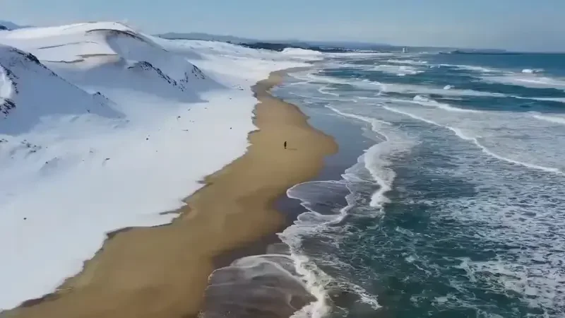 Japan’s Rare Snowy Beach Offers Stunning Blend of Snow, Sand, and Sea for Unique Winter Experience