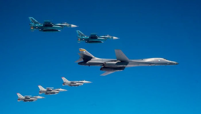 US B-52 Bombers Conduct Joint Flight with Japanese Jets Over Sea of Japan Amid China-Russia Drills