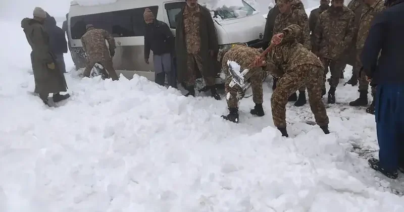 Pakistan Army Assists Civilians Stranded in Heavy Snowfall in Murree’s Ghariyal Area