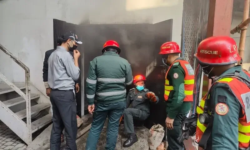 Rescue 1122 Evacuates 180 People After Fire Breaks Out at Private Hotel in Lahore’s Gulberg Area