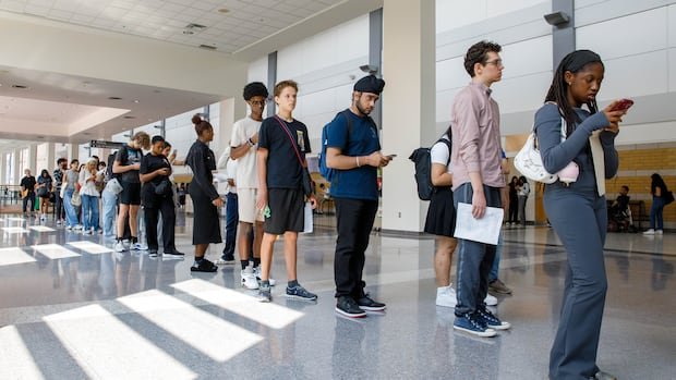 Canada Adds 8,200 Jobs in December as Unemployment Rises to 6.8%, Youth Employment Declines Amid Economic Uncertainty