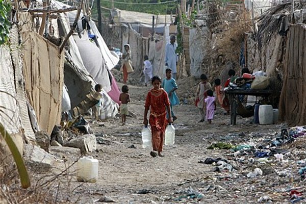 Nearly 30% of Pakistanis Now Living Below Poverty Line, Report Reveals
