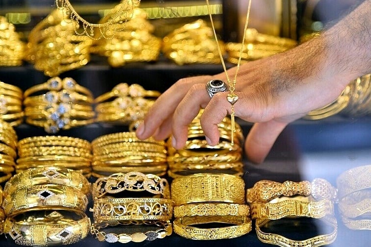 Gold Price Plummets in Pakistan - Causes and Implications
