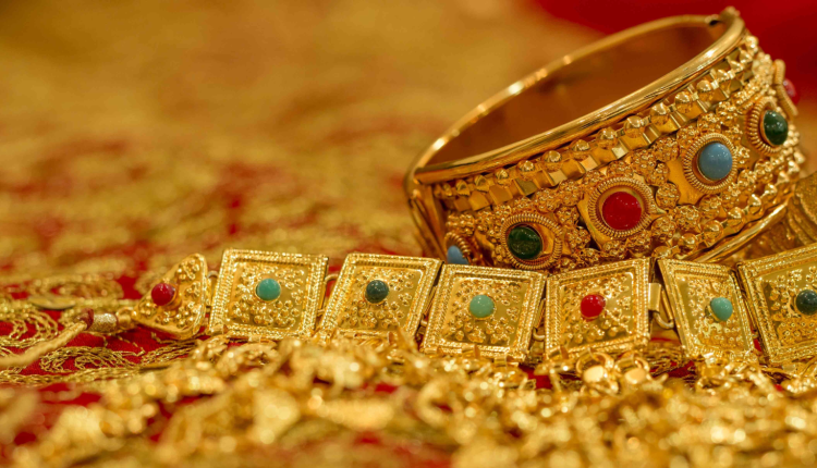 Gold Price in Pakistan Falls by Over Rs. 6,000 Per Tola