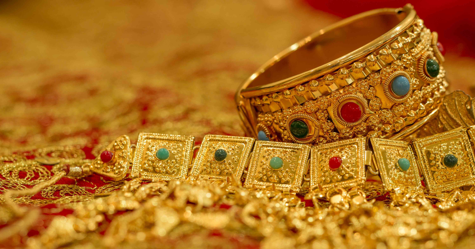 Gold Price in Pakistan Falls by Over Rs. 6,000 Per Tola
