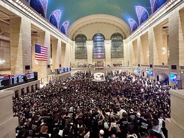 غزہ پر اسرائیلی حملوں کیخلاف احتجاج، امریکی یہودیوں کا نیویارک ریلوے اسٹیشن پردھرنا